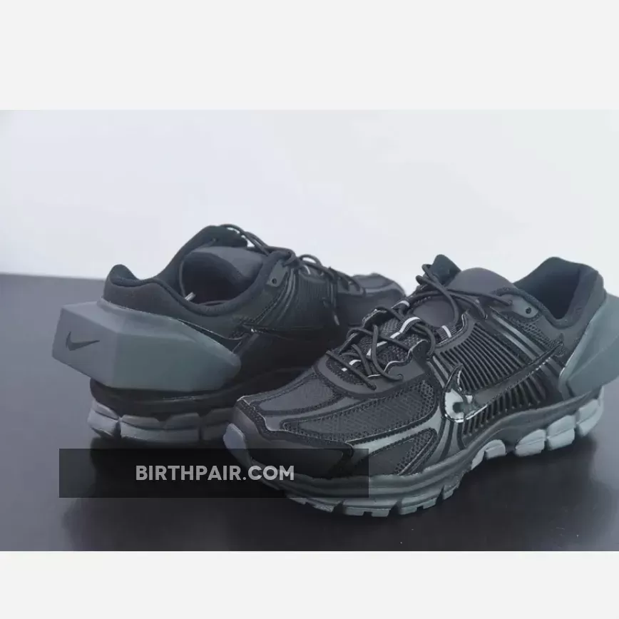 A COLD WALL x Nike Zoom Vomero 5s Black / A Cold Wall Vomero