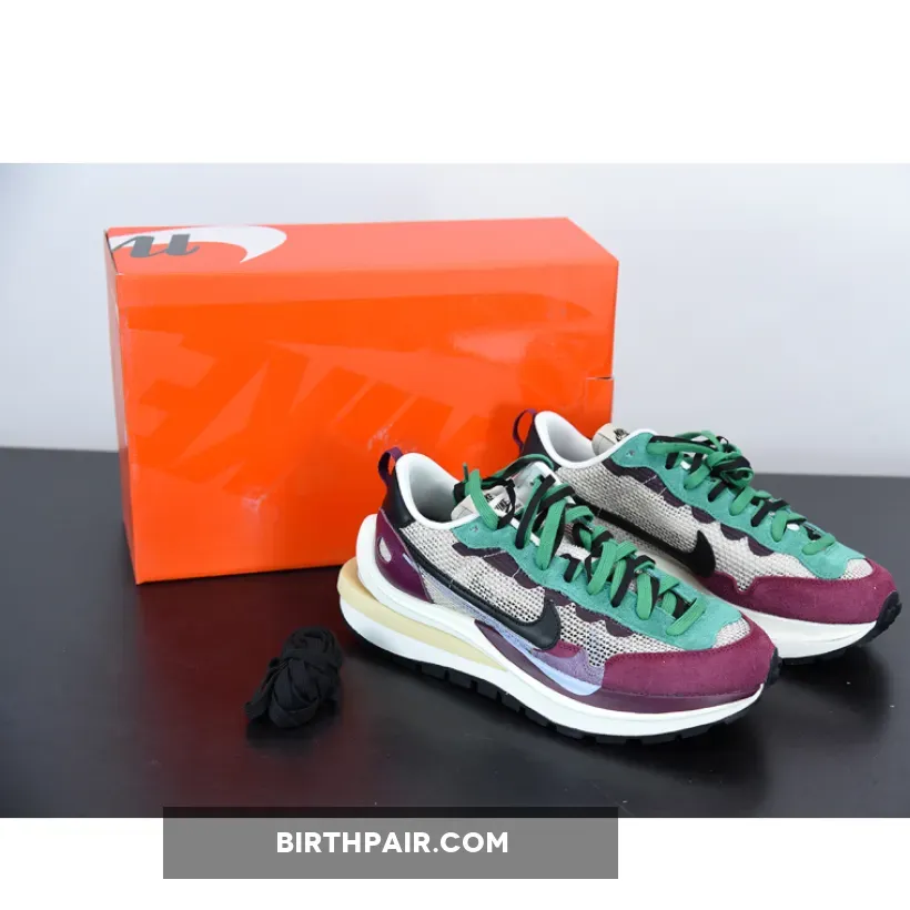 Neptune Gum sacai x Nike VaporWaffle Villain Red Neptune Green